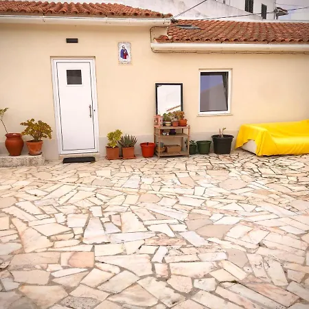 Cosy Studio With Sunny Patio In Quarto em Acomodações Particulares Sintra